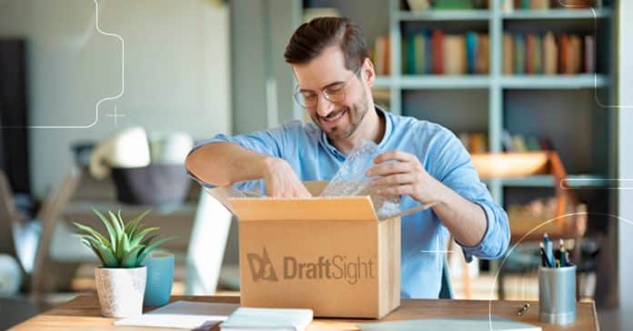 homem abrindo uma caixa com logotipo do draftsight