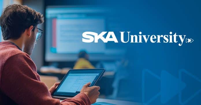 arte gráfica do SKA University com um homem de costas utilizando um tablet